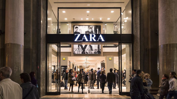 Hãng thời trang Zara có hơn 2000 cửa hàng trên 88 quốc gia. Cửa hàng Zara đầu tiên được mở tại một thị trấn ven biển ở A Coruña, phía Tây Bắc Tây Ban Nha. Ảnh: twitter.com.
