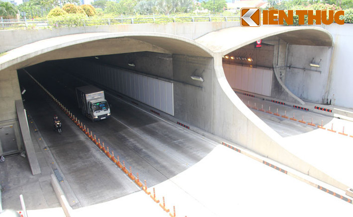 Công trình 16 nghìn tỷ (tương đương 762 triệu USD, thời điểm năm 2012) này đã rút ngắn thời gian đi lại giữa hai đầu Đông - Tây TP HCM, đồng thời giải quyết phần nào tình trạng ùn tắc giao thông, kết nối giao thông TP HCM và khu vực Đông Nam Bộ và Tây Nam Bộ. Đây là công trình trọng điểm mang tính đột phá, có ý nghĩa chiến lược đối với sự phát triển của thành phố…