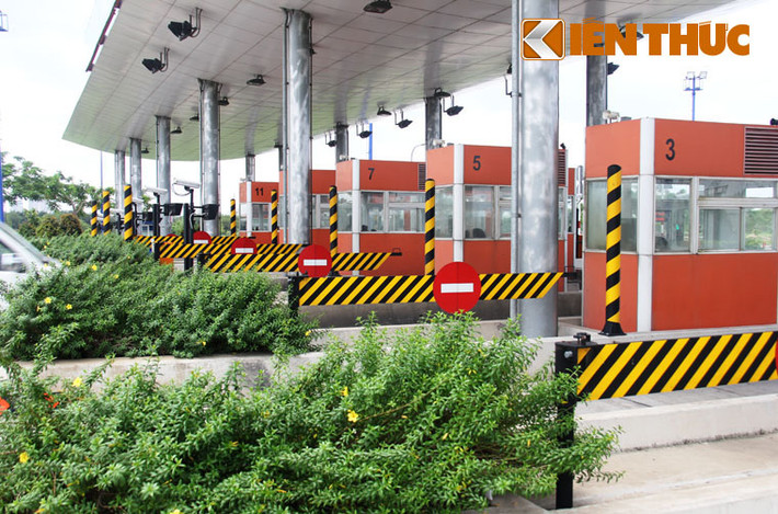 Tuy nhiên, trạm thu phí công trình 16 nghìn tỷ này suốt 4 năm qua vẫn chưa tổ chức thu phí đối với phương tiện tham gia giao thông qua công trình.