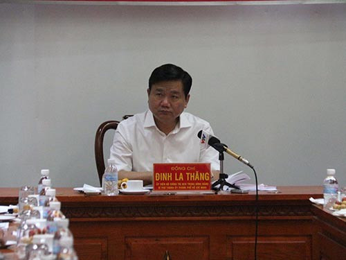 Chiều 16/2, ông Đinh La Thăng đã làm việc với Đảng ủy Quân sự TP về việc quán triệt, triển khai Nghị quyết Đại hội Đại biểu Đảng bộ TP lần thứ X, nhiệm kỳ 2015-2020.