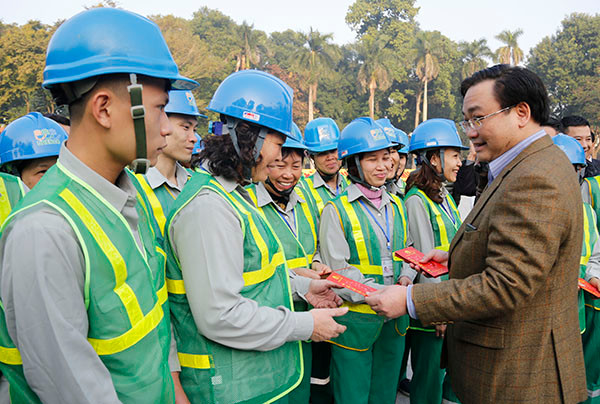 Sáng 29 Tết Bính Thân, tân Bí thư Thành ủy Hà Nội – đồng chí Hoàng Trung Hải đã đến thăm, chúc tết, tặng quà cán bộ, công nhân tại nhiều cơ quan.