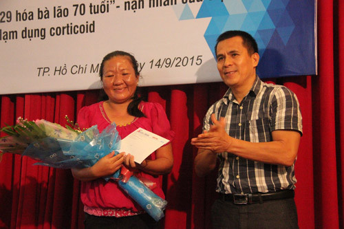 Kết thúc tọa đàm, TBT Nguyễn Minh Quang thay mặt Báo KH&ĐS tặng chị Thạch Thị Tha Ri món quà giúp chị tiếp tục điều trị đến khi hoàn toàn bình thường.