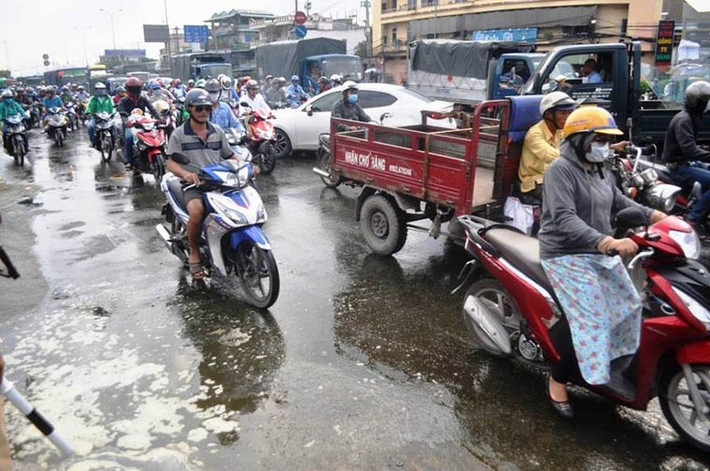 Đến chiều tối nay 4/9, các ngành chức năng vẫn đang phối hợp giải quyết sự cố xe tải đổ hóa chất gây cảnh hỗn loạn giao thông trên QL1A, đoạn qua quận Bình Tân và quận 12, TP.HCM.