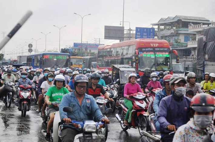 Cú va chạm mạnh làm một thùng hàng bị vỡ, bột hóa chất màu vàng từ trên xe đổ tràn xuống kín đường. Nhiều người đi xe máy bị hóa chất dính vào mặt nên nhắm mắt, bịt mũi tháo chạy gây cảnh hỗn loạn.