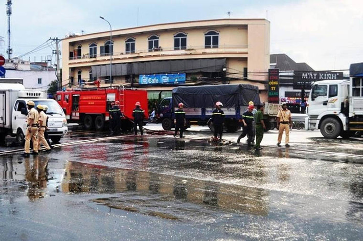 Tại hiện trường, hóa chất màu vàng “rải” trên đường một đoạn gần 200m, bụi bay khắp nơi. Ngay khi nhận tin báo, lực lượng PCCC quận 12 có mặt phong tỏa hiện trường xử lý. Lính cứu hỏa dùng vòi rồng xịt rửa đoạn đường phủ đầy hóa chất.