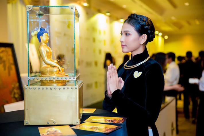 Ông cũng là người đã mang bức tượng Phật Vàng – một trong những vật phẩm đấu giá giá trị nhất cho năm nay, trong một dự án gây quỹ nhằm hỗ trợ thực hiện những ca mổ tim cho trẻ em có hoàn cảnh kém may mắn trên toàn lãnh thổ Việt Nam, dự án đầy ý nghĩa do Ngô Thanh Vân thực hiện.