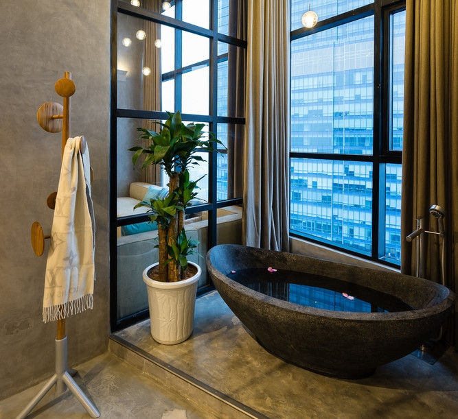 Bồn tắm trang nhã cũng được đặt ở nơi có view ra thành phố. Ảnh: Archdaily.