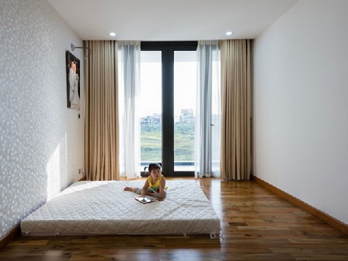 Phòng ngủ thoáng, ngập nắng nhờ cửa kính lớn. Ảnh: Freshome.