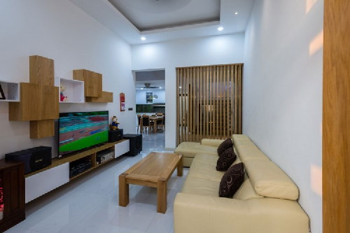 Công trình ấn tượng với thiết kế độc đáo, không gian đan xen, chênh nhau về độ cao tạo thành những khoảng thông tầng độc đáo. Phòng khách nhỏ nhưng ấn tượng với nội thất khối hộp. Ảnh: Freshome.
