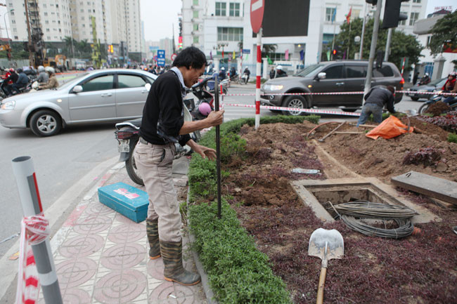 Trước đó, vào ngày 19/12, thảm cỏ đẹp nhất Thủ đô trên đường Trần Duy Hưng đã bị xén bỏ để tổ chức giao thông phục vụ thi công hầm chui Trung Hòa. (Ảnh nguồn: Dân Việt)