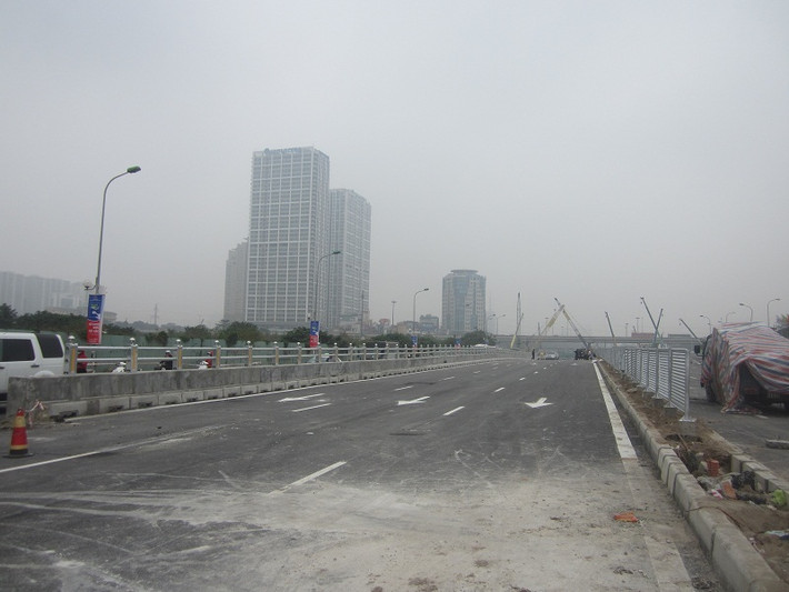 Hầm chui Trung Hòa (Hà Nội) nằm tại điểm đầu Đại lộ Thăng Long giao cắt giữa đường vành đai 3, đường Trần Duy Hưng thuộc phường Trung Hòa, quận Cầu Giấy, thành phố Hà Nội. Đây là đầu mối giao thông quan trọng có tính chất kết nối giữa Trung tâm thủ đô Hà Nội với khu vực phía Tây của thành phố.