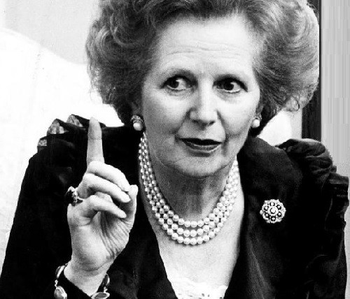 Trang sức ngọc trai là phụ kiện ưa thích của cố Thủ tướng Anh - Margaret Thatcher: từ vòng cổ, vòng đeo tay, nhẫn cho tới bông tai.