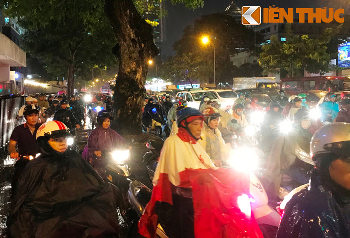 Sự mệt mỏi thể hiện trên khuôn mặt của người dân trong việc tìm đường về nhà giữa vòng vây mưa lớn, kẹt xe ở thành phố lớn nhất nước.
