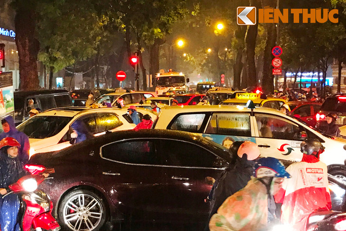Trước đó, từ 17h40 cùng ngày, khu vực trung tâm TP.HCM trời có mưa rất lớn. Đúng vào giờ cao điểm người dân lưu thông trên đường rất đông.