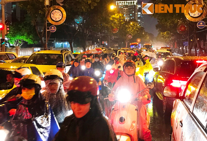 Tình trạng không tuân thủ đèn tín hiệu cũng diễn ra ngay tại nút giao giữa 3 trục đường Tôn Đức Thắng - Đinh Tiên Hoàng - Lê Duẩn khiến giao thông kẹt cứng.