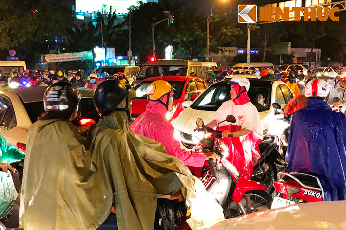 Hàng nghìn phương tiện kẹt cứng tại giao lộ Đinh Tiên Hoàng - Nguyễn Thị Minh Khai. Xe cộ chạy loạn xạ, không ai nhường ai dù tại nút giao thông này có đèn tín hiệu đang họat động.