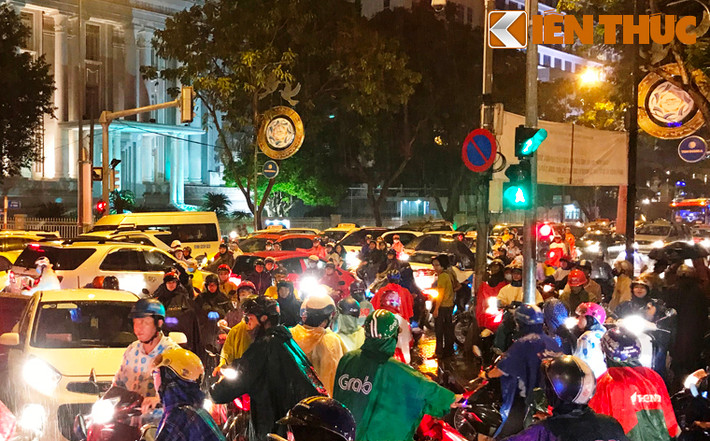 Hàng nghìn người dân phải một phen khốn đốn tìm đường về nhà sau giờ tan tầm dưới cơn mưa lớn.