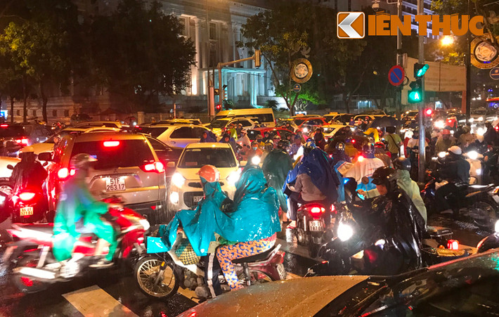 Cảnh ùn tắc nghiêm trọng trên đường Lê Duẩn, tuyến đường được xem là lớn nhất giữa trung tâm TP.HCM