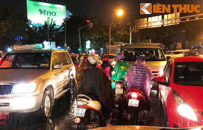 Giao thông hỗn loạn giữa cơn mưa tầm tã tối 12/10.
