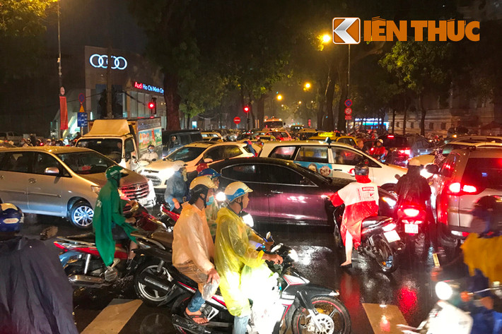 Hàng loạt tuyến đường như Tôn Đức Thắng, Đinh Tiên Hoàng, Lê Duẩn, Nguyễn Thị Minh Khai, Hai Bà Trưng... quận 1 bị ùn tắc hết sức nghiêm trọng.