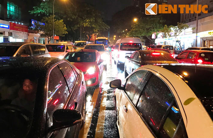 Ô tô xếp hàng dài theo cả 2 hướng trên đường Đinh Tiên Hoàng, quận 1, TP.HCM.