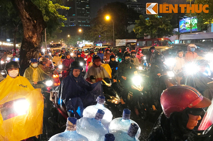 Đến hơn 19h tối nay (12/10), hàng loạt giao lộ ở trung tâm Sài Gòn tình hình giao thông vẫn còn diễn biến hết sức phức tạp.