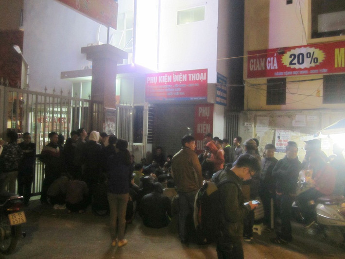 Sợ hết vacxin 5 trong 1 tiêm dịch vụ như mấy tháng trước, nhiều người dân ở Hà Nội đứng xếp hàng từ 4h chiều 24/12, đợi thâu đêm đến sáng 25/12 để đăng ký số tiêm cho con tại cổng Ký túc xá Mễ Trì (182 Lương Thế Vinh - Thanh Xuân - Hà Nội).