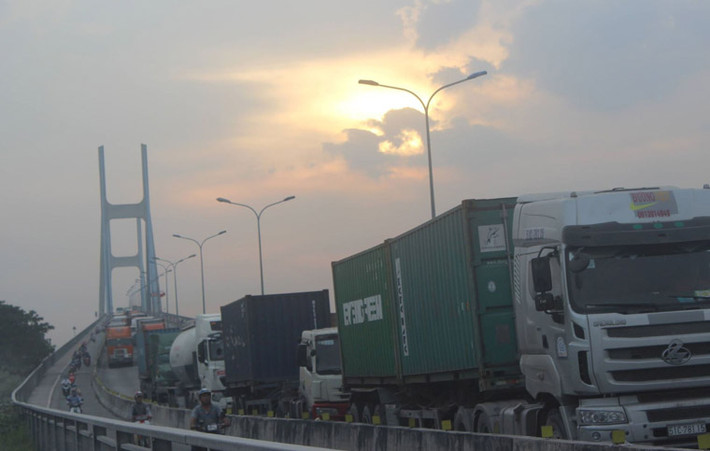 Dốc cầu Phú Mỹ hướng quận 7 qua quận 2 được coi là “điểm đen” đáng sợ về tai nạn giao thông ở TP.HCM. Mặc dù Sở GTVT thành phố đã có nhiều biện pháp để xử lý như: Hạn chế tốc độ, gắn biển cảnh báo, gờ giảm tốc, camera phạt nguội... nhưng tai nạn vẫn xảy ra.