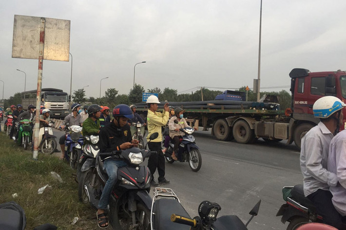 Sự việc còn khiến giao thông qua khu vực ùn tắc, nhiều người hiếu kỳ vây kín để theo dõi.