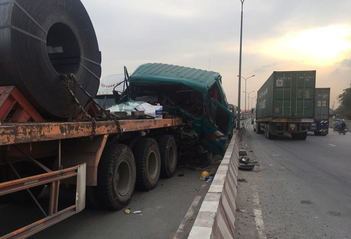Trước đó, chiều cùng ngày, xe đầu kéo container mang BKS: 57L - 5795 chở đầy cọc nhồi bêtông, lưu thông qua cầu Phú Mỹ hướng từ quận 7 về quận 2.