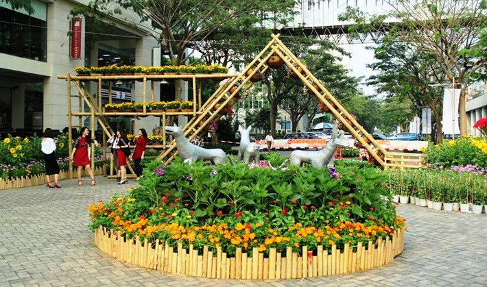 Linh vật của năm được dựng lên 3 hướng nhìn khác nhau. Linh vật cũng được làm theo hướng ngẩng cao đầu, hùng dũng.