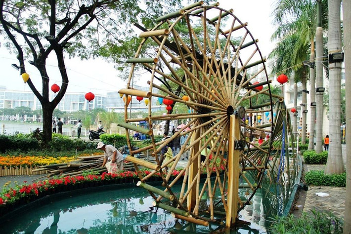 Ngoài ra, điểm xuyến xuyên suốt "Đường Xuân" sẽ là các loài hoa thủy sinh, thảm thực vật nguyên thủy của vùng Nhà Bè - Rừng Sác với các loại cây: mắm, đước, tràm, dừa nước, mù u, trâm bầu…