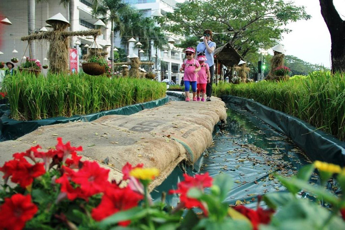 Riêng tại khu vực Bến Xuân, hình ảnh Nhà Bè xưa sẽ được phục dựng qua tiểu cảnh những con thuyền chở đầy hoa, những ngôi nhà trên bè…