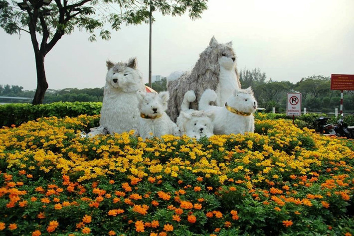 Hình ảnh linh vật của năm Mậu Tuất được dựng tại khu vực cổng của hội hoa xuân ở Phú Mỹ Hưng.