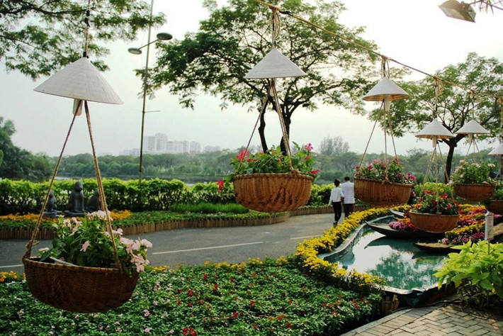 Hội hoa xuân gồm: Đường xuân, bến xuân, vườn xuân và góp xuân. Trong đó, Đường Xuân là điểm nhấn chính, thể hiện rõ nét chủ đề “Sông nước tình Xuân” với chuỗi tiểu cảnh liên hoàn, mô phỏng đặc điểm kinh tế của vùng sông nước qua những hình ảnh thân thuộc như: vạt lúa nước, hồ sen, hồ tôm, hồ cá, rừng tràm ngập mặn…