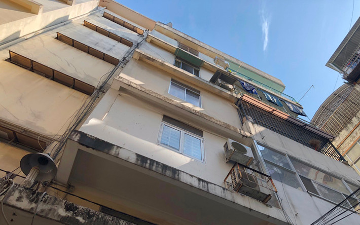 Đến trưa nay 24/1, hầu hết gần 40 hộ dân (với hàng trăm nhân khẩu) cư ngụ tại lô E, chung cư 518, đường Võ Văn Kiệt, phường Cầu Kho, quận 1, TP HCM đã được di dời ra khỏi chung cư giữa Sài Gòn nghiêng...