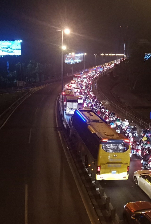 Đến khuya hôm qua mùng 6 Tết Kỷ Hợi (10/2), hàng ngàn phương tiện vẫn nối đuôi nhau tại tỉnh Vĩnh Long chờ qua cầu Mỹ Thuận để trở lại TP HCM sau kỳ nghỉ Tết Kỷ Hợi. Nhiều người dân đã tính đến phương án thuê phòng trọ tá túc qua đêm. 