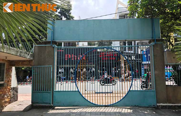 Trước đó, sáng sớm ngày 16/6, bảo vệ LTNTĐ nghe tiếng trẻ khóc phía trước cổng làng, trên đường Võ Văn Ngân, phường Trường Thọ, quận Thủ Đức, TP HCM.