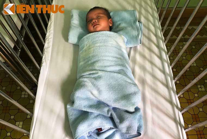 Theo các cô chăm sóc trẻ tại LTNTĐ, bé trai nhỏ khoảng 2 tháng tuổi. Hai anh em gương mặt rất khôi ngô và đáng yêu.