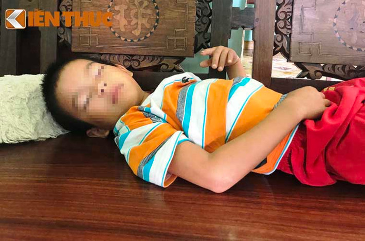 Cùng thời gian này, cả hai bé trai đang được các nhân viên làng Thiếu niên Thủ Đức chăm sóc, nuôi dưỡng. Suốt cả đêm bị bỏ rơi ven đường, người anh lớn và đứa em nhỏ mệt mỏi, chìm sâu vào giấc ngủ.