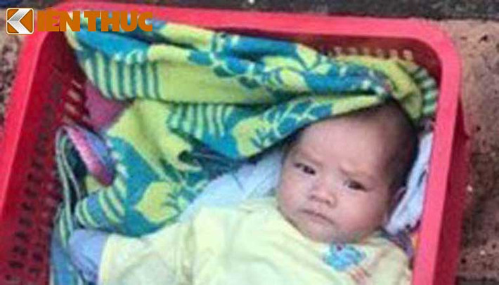 Cạnh bên đó, các bảo vệ tiếp tục phát hiện bé trai khác (khoảng hơn 2 tháng tuổi) nằm trong chiếc giỏ nhựa màu đỏ. Vụ việc nhanh chóng được trình báo ban giám đốc làng Thiếu niên và Công an địa phương.