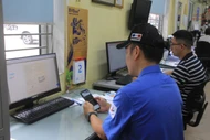 Hệ thống 'nghẽn mạch', người dân chờ đợi đăng kiểm điện tử