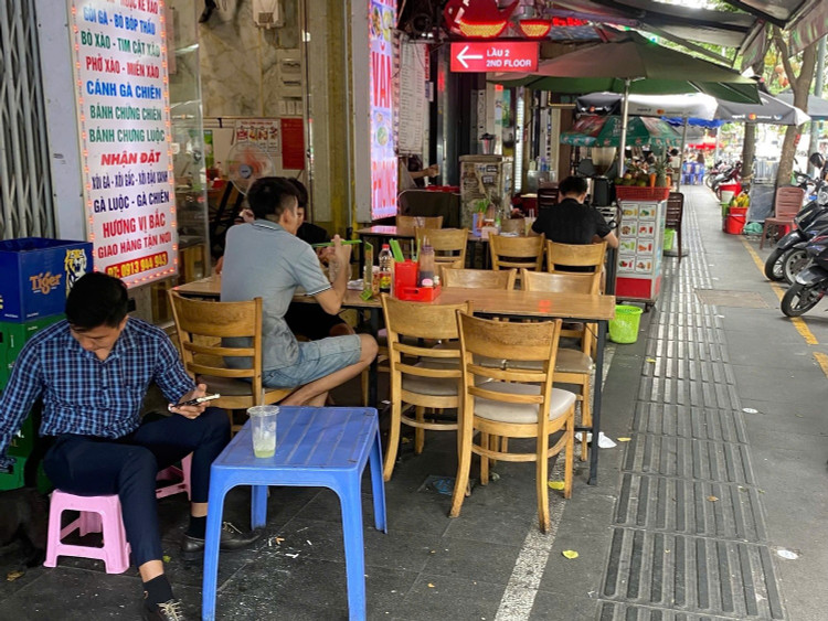 TP HCM tạm dừng thu phí sử dụng vỉa hè, đang đề xuất xây dựng đề án quản lý mới để thí điểm (Ảnh minh họa) 4.jpg