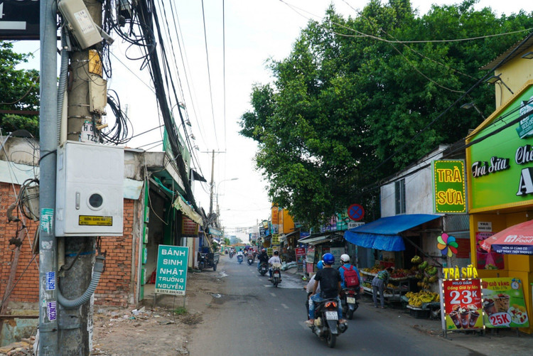 Đường Dương Quảng Hàm trước đây nhiều đoạn nhỏ, hẹp, đồng thời hai bên lề đường thường xuyên bị chiếm dụng buôn bán, kinh doanh gây cản trở, ùn tắt giao thông, mất mỹ quan dqh-truoc-day-02.jpg