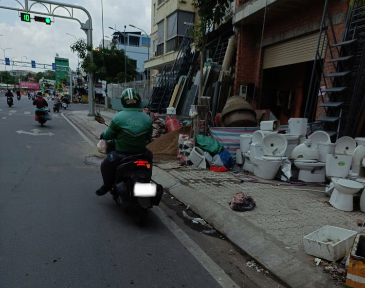 VLXD, hàng phế liệu để tràn lan chiếm hết vỉa hè, và mất cả mỹ quan vlxd-04.jpg