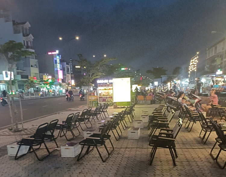 Chỉ cần một xe bán hàng di động và ít bộ bàn ghế, là có thể kinh doanh như một quán nước hoành tráng với “mặt bằng miễn phí” chính là ... vỉa hè. le-duong-01.jpg