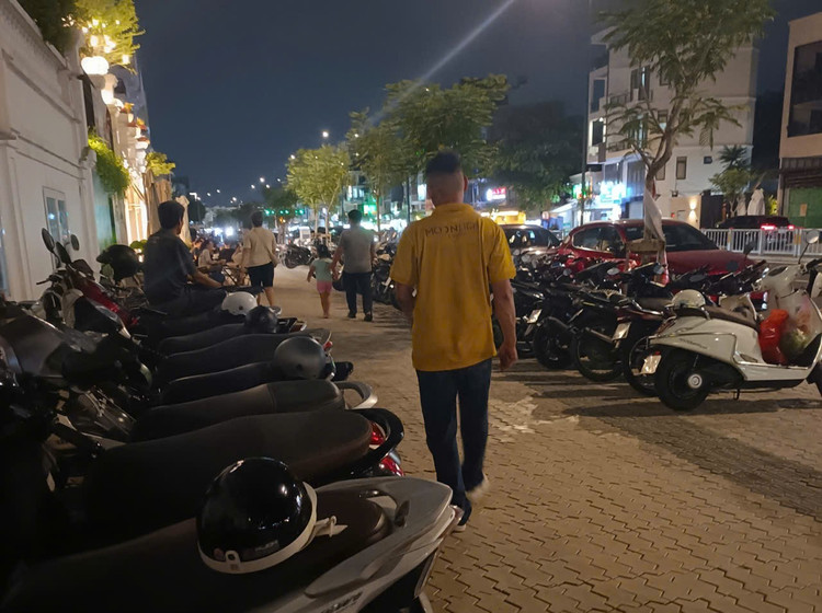 Vỉa hè rộng rãi, thông thoáng đã trở thành bãi giữ xe “lý tưởng” cho nhiều quán cà phê, quán ăn le-duong-03.jpg