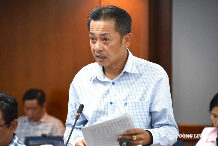Ông Thân Vĩnh Long - Phó trưởng Phòng Phát triển đô thị (Sở Xây dựng TP.HCM) thông tin tại họp báo chiều 31/7. 444.jpg