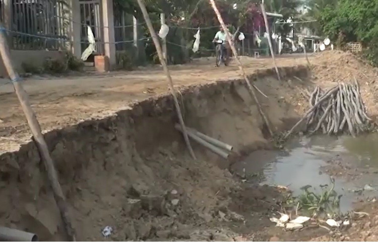 Tuyến đường Đông Rạch Giá - Long Xuyên từng bị sạt lở nặng một đoạn vào tháng 4/2023 khi đang được thi công, nâng cấp (Ảnh cắt từ clip tư liệu) dongrachgia-lx-02.jpg