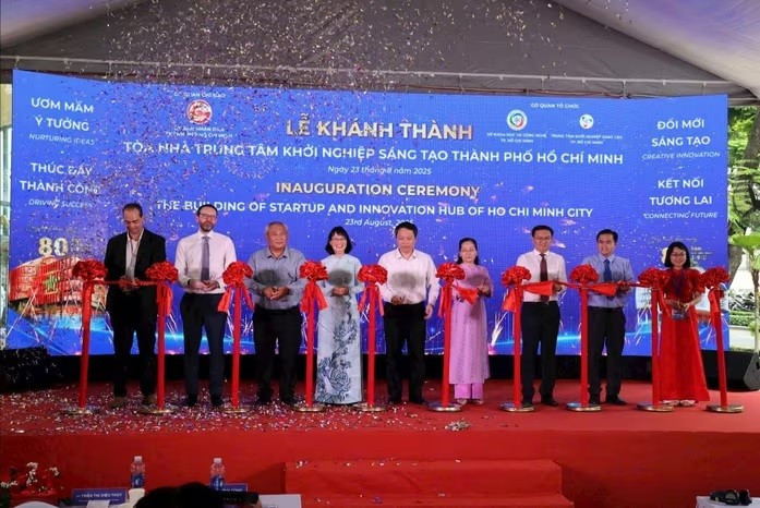 Các đại biểu cắt băng khánh thành Trung tâm Khởi nghiệp sáng tạo TP HCM 3.jpg